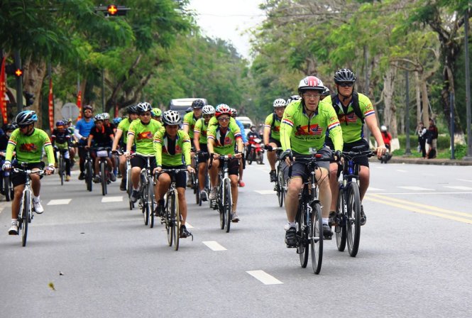[-]Đại[-]sứ[-]Hoa[-]Kỳ[-]tại[-]VN[-]Ted[-]Osius[-]đã[-]đạp[-]xe[-]tới[-]Huế